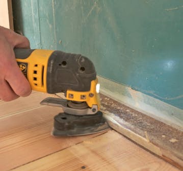 Kulmien ja jalkalistakohtien hiominen kärkihiomakoneella puulattian hionta